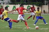 Pesepak bola Bhayangkara FC Otavio Dutra (tengah) berusaha melewati hadangan pesepak bola Persegres Gresik United dalam laga uji coba di Lapangan Mapolda Jawa Timur, Surabaya, Jumat (31/3). Pertandingan tersebut sebagai ajang persiapan kedua kesebelasan dalam menyongsong kompetisi Gojek Traveloka Liga 1/2017 yang akan bergulir pada 15 April mendatang. Antara Jatim/M Risyal Hidayat/zk/17