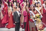 Bunga Jelita Ibrani melambaikan tangan seusai dinobatkan sebagai Puteri Indonesia 2017 dalam malam final Puteri Indonesia 2017 di Jakarta Convention Center (JCC), Senayan, Jakarta, Sabtu (1/4). Bunga Jelita Ibrani mengalahkan Karina Nadila dari Nusa Tenggara Timur dan Kevin Liliana dari Jawa Barat. ANTARA FOTO/M Agung Rajasa/wdy/17