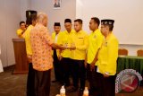 Penyerahan Hasil Musyawarah cabang Pimpinan Kecamatan Partai Golkar Batang Kuis dari Pimpinan sidang kepada Ketua terpilih Pimpinan Kecamatan Partai Golkar Batang Kuis Bayu Anggara (ketiga kanan) di Deli Serdang, Sumatera Utara, Selasa (28/3). Bayu Anggara terpilih secara aklamasi sebagai Ketua Pimpinan Kecamatan Partai Golkar Batang Kuis. ANTARA SUMUT/17