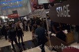 Pengunjung melihat pameran produk lokal pada Simpati The 9th Indie Clothing Expo di Grand City Mall, Surabaya, Jawa Timur, Jumat (31/3). Pameran produk lokal yang bertajuk Simpati The 9th Indie Clothing Expo atau paradICE tersebut memanjakan pengunjung Surabaya serta kota lain dengan suasana tropical yang fresh dan fun. Antara Jatim/Naufal Ammar/zk/17