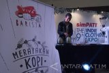 Peracik kopi menyiapkan bahan pada Surabaya Brewers Competition di Grand City Mall, Surabaya, Jawa Timur, Sabtu (31/3). Simpati The 9th Indie Clothing Expo mengadakan kompetisi menyeduh kopi yang diikuti oleh 66 peserta dari seluruh Indonesia dan merupakan acara pertama di Surabaya yang berstandar nasional. Antara Jatim/Naufal Ammar/zk/17