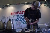 Peracik kopi menyiapkan bahan pada Surabaya Brewers Competition di Grand City Mall, Surabaya, Jawa Timur, Sabtu (31/3). Simpati The 9th Indie Clothing Expo mengadakan kompetisi menyeduh kopi yang diikuti oleh 66 peserta dari seluruh Indonesia dan merupakan acara pertama di Surabaya yang berstandar nasional. Antara Jatim/Naufal Ammar/zk/17