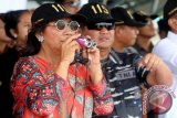 Menteri Kelautan dan Perikanan selaku Komandan Satuan Tugas Pemberantasan Penangkapan Ikan Secara Ilegal (Satgas 115) Susi Pudjiastuti (kiri) didampingi Wakil KSAL Laksdya TNI Achmad Taufiqoerrochman memantau proses penenggelaman kapal pelaku pencurian ikan KM SINO 26 dan KM SINO 35 di perairan Desa Morela, Pulau Ambon, Kabupaten Maluku Tengah, Maluku, Sabtu (1/4). ANTARAFOTO/Izaac Mulyawan/foc/17.