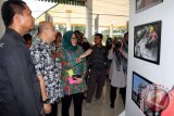 Walikota Medan Dzulmi Eldin (kedua kiri) bersama Ketua Pewarta Foto Indonesia (PFI) Medan Rahmat Suryadi (kiri) dan Staf Humas PT Pertamina MOR I Yanti (ketiga kiri) melihat jajaran foto tentang pelayanan PT Pertamina, pada pameran bertajuk "Kaleidoskop 2016" di Medan, Sumatera Utara, Jumat (31/3). Pameran karya anggota PFI Medan tersebut bercerita tentang peristiwa yang terjadi di Sumut tahun 2016 termasuk aktivitas pelayanan PT Pertamina. ANTARA SUMUT/Irsan Mulyadi/17
