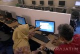 Proctor sedang mengunduh data peserta dan naskah ujian nasional berbasis komputer tingkat SMK di Kabupaten Tulungagung, Jawa Timur, Jumat (31/3). Sinkronisasi induk peserta dan naskah UNBK mulai dilakukan sejak tiga hari sebelum hari 'H' untuk menghindari pambajakan (hacking) sistem daring, sehingga pelaksanaan UNBK tingkat SMK yang dijadwalkan pada 3-6 April berjalan lancar. Antara Jatim/Destyan Sujarwoko/zk/17