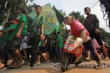 Sejumlah pendukung Persebaya 1927 atau Bonek melakukan aksi jalan kaki dengan membentangkan spanduk dan bendera pada Hari Bebas Kendaraan Bermotor di Surabaya, Jawa Timur, Minggu (2/4). Aksi tersebut sebagai bentuk protes terhadap keputusan PT Liga Indonesia Baru (LIB) selaku operator liga yang hanya menjadwalkan atau menggelar pertandingan Liga 2 pada Senin hingga Kamis. Antara Jatim/Moch Asim/zk/17