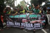 Sejumlah pendukung Persebaya 1927 atau Bonek melakukan aksi jalan kaki dengan membentangkan spanduk dan bendera pada Hari Bebas Kendaraan Bermotor di Surabaya, Jawa Timur, Minggu (2/4). Aksi tersebut sebagai bentuk protes terhadap keputusan PT Liga Indonesia Baru (LIB) selaku operator liga yang hanya menjadwalkan atau menggelar pertandingan Liga 2 pada Senin hingga Kamis. Antara Jatim/Moch Asim/zk/17