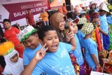 Walikota Surabaya Tri Rismaharini (tengah) bernyanyi bersama anak berkebutuhan khusus (ABK) disela-sela perayaan Hari Autis Internasional 2017 di Balai Kota Surabaya, Jawa Timur, Jumat (2/4). Kegiatan yang bertajuk 'Walk For Autism' tersebut diikuti sekitar 1.200 ABK yang berjalan sepanjang dua kilometer. Antara Jatim/M Risyal Hidayat/zk/17