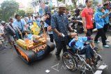 Sejumlah anak berkebutuhan khusus (ABK) berada diatas kursi roda hias disela-sela perayaan Hari Autis Internasional 2017 di Balai Kota Surabaya, Jawa Timur, Jumat (2/4). Kegiatan yang bertajuk 'Walk For Autism' tersebut diikuti sekitar 1.200 ABK yang berjalan sepanjang dua kilometer. Antara Jatim/M Risyal Hidayat/zk/17