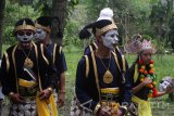 Sejumlah seniman mengikuti Napak Tilas Topeng Malangan dengan mengenakan kostum Punakawan di kelurahan Polowijen, Malang, Jawa Timur,  Minggu (2/4). Kegiatan yang diikuti ratusan seniman dan pecinta seni tari tersebut merupakan bentuk penghargaan terhadap para maestro tari topeng nusantara khususnya topeng malangan. Antara Jatim/Ari Bowo Sucipto/zk/17