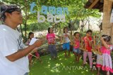 Sejumlah anak-anak bermain alat musik angklung di Taman Baca Rumah Inspirasi, Banyuwangi, Jawa Timur, Minggu (2/4). Kegiatan tersebut untuk mengisi hari libur sekolah dengan mengenal alat musik tradisional. Antara Jatim/Budi Candra Setya/zk/17.