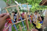 Sejumlah anak-anak bermain alat musik angklung di Taman Baca Rumah Inspirasi, Banyuwangi, Jawa Timur, Minggu (2/4). Kegiatan tersebut untuk mengisi hari libur sekolah dengan mengenal alat musik tradisional. Antara Jatim/Budi Candra Setya/zk/17.