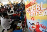 Sejumlah warga mengikuti kegiatan donor darah bertajuk Gerakan 50K Kantong Darah di Balai Kota Kediri, Jawa Timur, Minggu (2/4). Kegiatan yang diselenggarakan oleh Palang Merah Indonesia (PMI) bekerjasama dengan PT Bintang Toedjoe tersebut guna mencapai target lima puluh ribu kantong darah. Antara Jatim/Prasetia Fauzani/zk/17