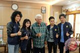 Gubernur Kaltim Awang Faroek Ishak (tengah) di rumah jabatan pada Sabtu (1/4) menerima personel band Zerosix Park yang baru saja berkompetisi di babak grand final Rising Star Indonesia 2017. Pada kesempatan itu, Gubernur meminta para personel band asal Benua Etam itu ikut mengampanyekan bahaya narkoba di kalangan anak muda di seluruh Indonesia. (ANTARA Katim/HO/Sekprigub-Humasprov Kaltim)