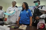 Kepala Badan Narkotika Nasional Provinsi Bali Brigjen Pol Putu Gede Suastawa (kedua kiri) memperlihatkan barang bukti sabu-sabu dan tersangka pengedar narkoba berinisial N (tengah) dalam konferensi pers di kantor BNNP Bali, Denpasar, Senin (3/4). BNNP Bali menangkap perempuan asal Sumatera Utara tersebut di Bandara Ngurah Rai beserta barang bukti 502,06 gram sabu-sabu yang diduga upaya penyelundupan ketiga kalinya oleh sindikat narkoba Sumatera Utara-Batam-Bali. FOTO ANTARA/Nyoman Budhiana/i018/2017.