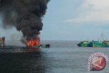 Pangkalan Utama TNI Angkatan Laut (Danlantamal) XII Pontianak melakukan peledakan dan penenggelaman delapan kapal ikan Vietnam yang terbukti telah melakukan kegiatan pencurian ikan (illegal fishing) di wilayah perairan Indonesia, pada Sabtu (1/4). (Foto Antara Kalbar/Andilala/Slamet/17) 