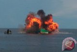 Pangkalan Utama TNI Angkatan Laut (Danlantamal) XII Pontianak melakukan peledakan dan penenggelaman delapan kapal ikan Vietnam yang terbukti telah melakukan kegiatan pencurian ikan (illegal fishing) di wilayah perairan Indonesia, pada Sabtu (1/4). (Foto Antara Kalbar/Andilala/Slamet/17) 