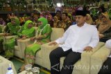 Menteri Sosial Khofifah Indar Parawansa(dua kanan) serta Wali Kota Kediri Abdullah Abu Bakar(kanan)menghadiri Harlah Muslimat NU di Gedung Olahraga Jayabaya Kota Kediri, Jawa Timur, Minggu (2/4). Mensos yang juga Ketua Umum PP Muslimat NU menghadiri acara Peringatan Hari Lahir ke-71 Muslimat Nahdlatul Ulama. Antara Jatim/Foto/Asmaul Chusna 