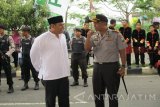 Wali Kota Kediri Abdullah Abu Bakar(kiri)berbincang dengan  Kapolres Kediri saat menghadiri Harlah Muslimat NU di Gedung Olahraga Jayabaya Kota Kediri, Jawa Timur, Minggu (2/4). . Antara Jatim/Foto/Asmaul Chusna/zk/17