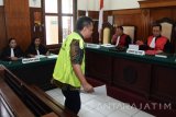 Terdakwa Firdiat Firman Manajer PT Pelindo Energi Logistik menjalani sidang perdana di Pengadilan Negeri (PN) Surabaya, Jawa Timur, Selasa (4/4). Sidang dengan agenda pembacaan dakwaan tersebut terkait kasus pungutan liar (pungli) dwelling time dalam lingkungan PT Pelabuhan Indonesia (Pelindo) III yang tertangkap dalam awal November 2016. Antara Jatim/M Risyal Hidayat/zk/17