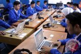 Sejumlah siswa Sekolah Menengah Kejuruan (SMK) mengikuti Ujian Nasional Berbasis Komputer (UNBK) di SMK N 1 Cibinong, Karadenan, Kabupaten Bogor, Jawa Barat, Senin (3/4/2017). Para pelajar SMK mengikuti UNBK yang diselenggarakan pada 3-6 April 2017. (ANTARA FOTO/Yulius Satria Wijaya)