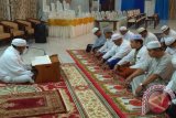 Bupati HSS H Achmad Fikry sebelum berangkat ke Banjarbaru menghadiri acara Musrenbang Provinsi Kalsel menyempatkan diri mengikuti Pengajian Rutin yang diawali dengan Sholat Subuh berjamaah dan dilanjutkan Tausyiah yang disampaikan oleh Ketua MUI Kab HSS, ustadz KH. Mochyar Dahri Subuh Rabu di Pendopo (5/4). Foto : Antaranews Kalsel/Fathurrahman