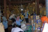 Relawan tanggap darurat bencana (tagana) mengumpulkan bantuan sembako, obat-obatan dan pakaian bekas di posko penampungan logistik bantuan korban longsor,  Ponorogo, Jawa Timur, Selasa (4/4). Manajemen penyaluran bantuan kemanusiaan untuk korban longsor di Desa Banaran, Ponorogo mencukupi untuk memenuhi kebutuhan operasional relawan, pengungsi dan warga terdampak bencana lain hingga sepekan ke depan. Antara Jatim/Destyan Sujarwoko/zk/17