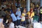 Relawan tanggap darurat bencana (tagana) mengumpulkan bantuan sembako, obat-obatan dan pakaian bekas di posko penampungan logistik bantuan korban longsor,  Ponorogo, Jawa Timur, Selasa (4/4). Manajemen penyaluran bantuan kemanusiaan untuk korban longsor di Desa Banaran, Ponorogo mencukupi untuk memenuhi kebutuhan operasional relawan, pengungsi dan warga terdampak bencana lain hingga sepekan ke depan. Antara Jatim/Destyan Sujarwoko/zk/17