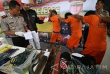 Kapolres Kediri AKBP Sumaryono (kiri) menunjukan barang bukti kejahatan perampokan beserta 4 orang tersangka di Polres Kediri, Jawa Timur, Selasa (4/4). Berdasarkan penyelidikan polisi komplotan tersebut telah melakukan tindak kejahatan di sedikitnya 19 tempat kejadian perkara (TKP) dengan sasaran rumah toko (ruko) dan berhasil membawa kabur sejumlah barang berharga dengan taksiran senilai ratusan juta rupiah. Antara Jatim/Prasetia Fauzani/zk/17