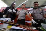 Kapolres Kediri AKBP Sumaryono (ke dua kanan) menunjukan barang bukti kejahatan berupa senjata tajam saat gelar kasus penangkapan komplotan perampok beranggotakan 4 orang tersangka di Polres Kediri, Jawa Timur, Selasa (4/4). Berdasarkan penyelidikan polisi komplotan tersebut telah melakukan tindak kejahatan di sedikitnya 19 tempat kejadian perkara (TKP) dengan sasaran rumah toko (ruko) dan berhasil membawa kabur sejumlah barang berharga dengan taksiran senilai ratusan juta rupiah. Antara Jatim/Prasetia Fauzani/zk/17