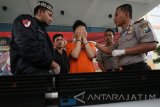 Kapolres Kediri AKBP Sumaryono (kanan) menunjukan barang bukti beserta tesangka pencuri playstation berinisial EP saat gelar perkara di Polres Kediri, Jawa Timur, Rabu (5/4). Tersangka yang merupakan karyawan di mini market berjaringan tersebut mengaku telah lima kali mencuri karena merasa gajinya terlalu kecil. Antara Jatim/Prasetia Fauzani/zk/17