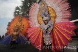 Peserta dari Malang Flower Carnival (MFC) mengenakan kostum modifikasi saat mengikuti 'Fashion On The Street' pada Festival Kriya Nusantara di Surabaya, Jawa Timur, Rabu (5/4). Kegiatan yang diselenggarakan mulai 5-9 April tersebut merupakan rangkaian acara dalam rangka memperingati Hari Kartini. Antara Jatim/Moch Asim/zk/17