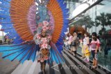 Peserta dari Malang Flower Carnival (MFC) mengenakan kostum modifikasi saat mengikuti 'Fashion On The Street' pada Festival Kriya Nusantara di Surabaya, Jawa Timur, Rabu (5/4). Kegiatan yang diselenggarakan mulai 5-9 April tersebut merupakan rangkaian acara dalam rangka memperingati Hari Kartini. Antara Jatim/Moch Asim/zk/17