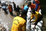 Sejumlah warga dan anggota kepolisian bergotong royong memperbaiki tanggul yang jebol menggunakan karung berisi pasir di Desa Mejono, Kediri, Jawa Timur, Selasa (4/4). Tanggul sungai Recosolo tersebut jebol di dua titik karena diterjang banjir yang mengakibatkan lahan pertanian di daerah sekitar rusak parah. Antara Jatim/Prasetia Fauzani/zk/17