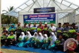 Foto bersama usai panen perdana tanaman sistem hidroponik program sosial Bank Indonesia 2016 di lingkungan Pondok Pesantren Bahrul Ulum (Islamic Centre) Sungailiat Kabupaten Bangka, Rabu (5/4). (antarababel.com/ Septi Artiana)