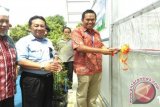 Manajer Unit Pengembangan Ekonomi Kantor Perwakilan BI Provinsi Kepulauan Babel, Sudarta didampingi Ketua Yayasan Pondok Pesantren Bahrul Ulum, Ujang Farial, melakukan pemotongan pita panen perdana sayuran hidroponik di Pesantren Bahrul Ulum Sungailiat, Rabu (5/4). (antarababel.com/Septi Artiana)