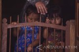 Dua anak korban longsor beraktivitas di rumah Kepala Desa Banaran yang dijadikan tempat pengungsian, Desa Banaran, Kecamatan Pulung, Ponorogo, Jawa Timur, Rabu (5/4). Sekitar 100 pengungsi korban longsor mengungsi dibeberapa titik pengungsian seperti rumah kepala Desa Banaran, rumah warga dan rumah keluarganya. Antara Jatim/Zabur Karuru/17