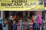 Anak-anak pengungsi bermain bersama relawan di Posko penampungan pengungsi Desa Banaran, Ponorogo, Jawa Timur, Selasa (4/4). Sejumlah pengungsi mulai mengeluhkan penyakit seperti diare, batuk pilek, infeksi kulit, hingga depresi akibat trauma psikologis dampak bencana serta lingkungan penampungan yang kurang higienis. Antara Jatim/Destyan Sujarwoko/zk/17