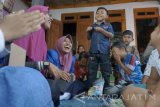 Anak-anak pengungsi bermain bersama relawan di Posko penampungan pengungsi Desa Banaran, Ponorogo, Jawa Timur, Selasa (4/4). Sejumlah pengungsi mulai mengeluhkan penyakit seperti diare, batuk pilek, infeksi kulit, hingga depresi akibat trauma psikologis dampak bencana serta lingkungan penampungan yang kurang higienis. Antara Jatim/Destyan Sujarwoko/zk/17