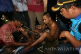 Petugas melepaskan rantai yang mengikat tangan dan kaki pederita gangguan jiwa Febri Nanda Pratama (22 tahun) saat dilepaskan dari pasungan di Desa Pehwetan, Kediri, Jawa Timur, Rabu (5/4). Dinas Sosial Provinsi Jawa Timur membebaskan sejumlah penderita gangguan jiwa guna mesukseskan target Indonesia bebas pasung 2019. Antara Jatim/Prasetia Fauzani/zk/17