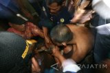 Petugas melepaskan rantai yang mengikat tangan dan kaki pederita gangguan jiwa Febri Nanda Pratama (22 tahun) saat dilepaskan dari pasungan di Desa Pehwetan, Kediri, Jawa Timur, Rabu (5/4). Dinas Sosial Provinsi Jawa Timur membebaskan sejumlah penderita gangguan jiwa guna mesukseskan target Indonesia bebas pasung 2019. Antara Jatim/Prasetia Fauzani/zk/17