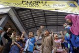 Relawan menghibur anak pengungsi korban longsor di posko penampungan pengungsi Desa Banaran, Ponorogo, Jawa Timur, Selasa (4/4). Terapi melalui skema trauma healing dilakukan relawan bencana untuk memulihkan psikologis anak pengungsi dari trauma bencana akibat kehilangan tempat tinggal serta orang tua mereka. Antara Jatim/Destyan Sujarwoko/zk/17