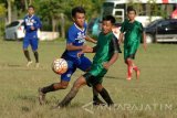 Pesepak bola Persepam Madura Utama (PMU) Fathoni (kiri) berebut bola dengan pesepak bola Pamekasan All Star saat uji coba di Lapangan Kowel, Pamekasan, Rabu (5/4). PMU terus memantapkan persiapan skema permainan jelang bergulirnya kompetisi Liga 2, PSSI tanggal 19 April 2017. Antara Jatim/Saiful Bahri/17