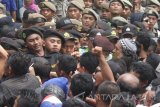 Ratusan pedagang terlibat aksi saling dorong dengan satpol PP saat berunjukrasa di Merjosari, Malang, Jawa Timur, Kamis (6/4). Aksi menolak relokasi pasar tradisional ke pasar terpadu tersebut berlangsung ricuh. Antara Jatim/Ari Bowo Sucipto/zk/17.