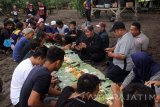 Sejumlah nelayan bersama Forum pimpinan daerah melakukan sukuran di pinggir Pantai Bangsring, Banyuwangi, Jawa Timur, Kamis (6/4). Untuk merayakan Hari Nelayan Nasional yang ke-57, Nelayan didaerah itu menggelar sukuran makan bersama dengan lauk ikan asin. Antara Jatim/Budi Candra Setya/zk/17.