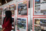 Pengunjung melihat gambar desain interior rumah di pameran Indonesia Building Technology Expo, Grand City Mall, Jalan Walikota Mustajab, Surabaya, Kamis (6/4). Pameran yang berlangsung sejak tanggal 5-7 April 2017 ini adalah pameran tersesar di Indonesia Timur yang memamerkan desain bangunan maupun interior. (Antara Jatim/Ria R/SHP/17)
	