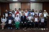 Konsulat Jenderal Jepang, Yoshiharu Kato (tengah) foto bersama dengan peserta Japanese Language Proficiency Test (JLPT) di Aula Konsulat Jenderal Jepang, Surabaya, Jawa Timur, Jumat (7/4). Japanese Language Proficiency Test (JLPT) merupakan uji kempampuan Bahasa Jepang yang diselenggarakan oleh The Japan Foundation secara serentak di beberapa kota dunia. Sebanyak 47 peserta menerima sertifikat tersebut. Antara Jatim/Naufal Ammar/zk/17.