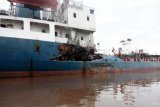 Tabrakan antara KM Rokan Permai yang bermuatan kernel dengan KM Tanker Samudra Biru 168 yang bermuatan BBM pertalite dan pertamax sekitar 32 ribu KL di Sungai Kapuas, Jumat, sekitar pukul 00.30 WIB tepatnya di depan PT Era Jaya kilometer 10, Desa Wajok Hulu, Kecamatan Siantan, Kabupaten Mempawah. (Foto Istimewa/Andilala/17)