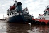 Tabrakan antara KM Rokan Permai yang bermuatan kernel dengan KM Tanker Samudra Biru 168 yang bermuatan BBM pertalite dan pertamax sekitar 32 ribu KL di Sungai Kapuas, Jumat, sekitar pukul 00.30 WIB tepatnya di depan PT Era Jaya kilometer 10, Desa Wajok Hulu, Kecamatan Siantan, Kabupaten Mempawah. (Foto Istimewa/Andilala/17)