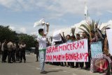 Mahasiswa yang tergabung dalam Kesatuan Aksi Mahasiswa Muslim Indonesia (KAMMI) dan sejumlah organisasi mahasiswa dan pelajar lainnya membentangkan spanduk dan poster saat menggelar aksi solidaritas untuk Suriah di Banda Aceh, Jumat (7/4). Mereka mendesak PBB dan negara lainnnya, termasuk Indonesia segera menghentikan perang saudara di Suriah. (ANTARA Aceh/Ampelsa)